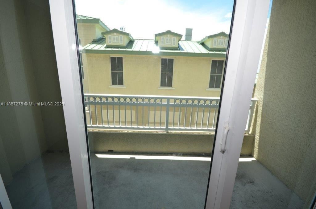 Под контрактом: $2,200 (1 спален, 1 ванн, 835 Квадратных фут)