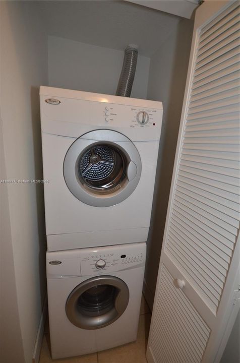 Под контрактом: $2,200 (1 спален, 1 ванн, 835 Квадратных фут)