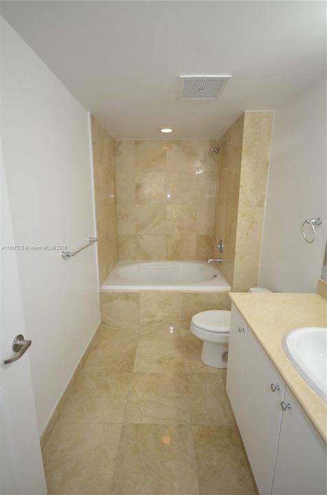 Под контрактом: $2,200 (1 спален, 1 ванн, 835 Квадратных фут)