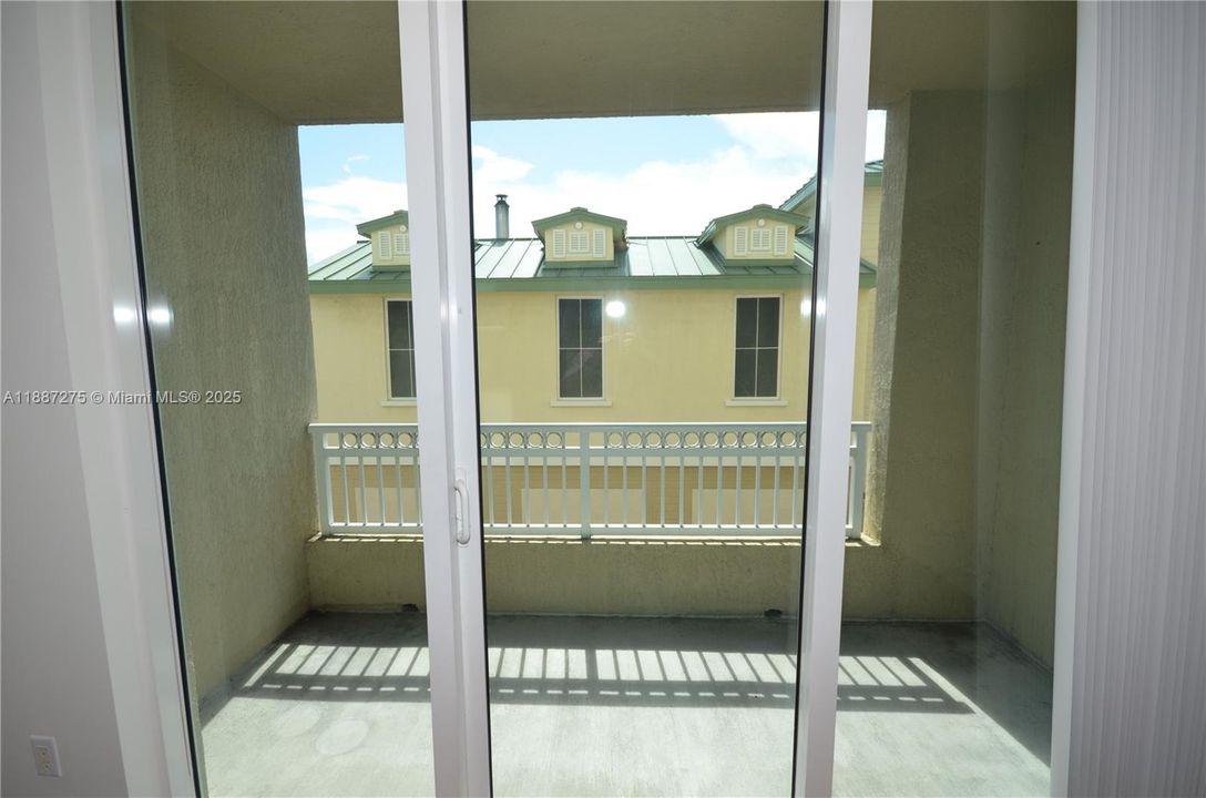 Под контрактом: $2,200 (1 спален, 1 ванн, 835 Квадратных фут)