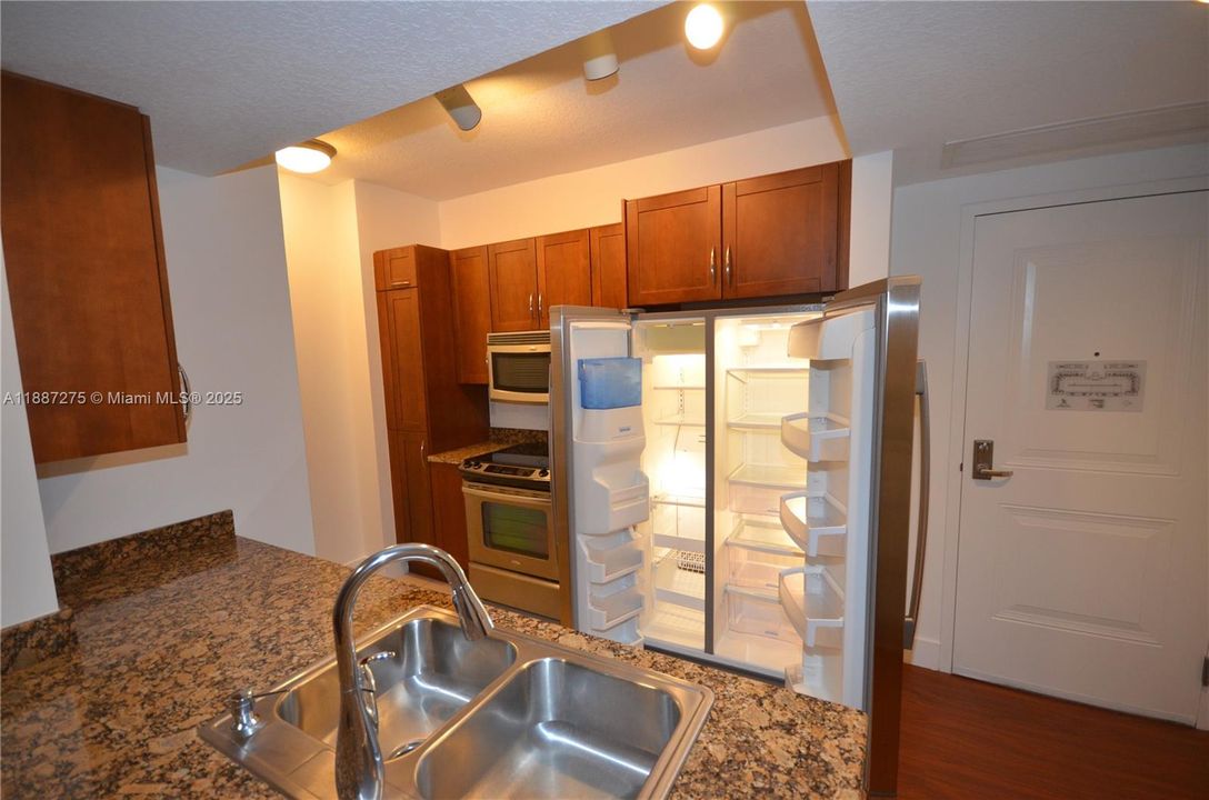 Под контрактом: $2,200 (1 спален, 1 ванн, 835 Квадратных фут)