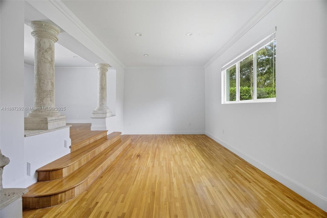 Recently Rented: $12,000 (4 beds, 3 baths, 3712 Square Feet)