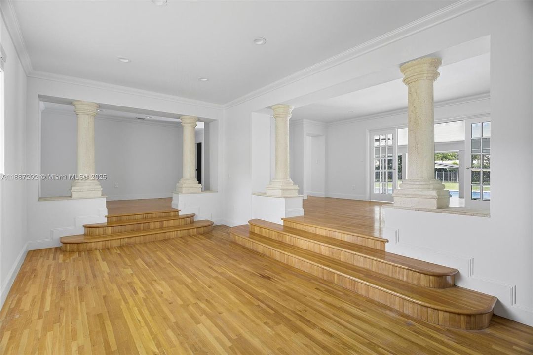 Recently Rented: $12,000 (4 beds, 3 baths, 3712 Square Feet)