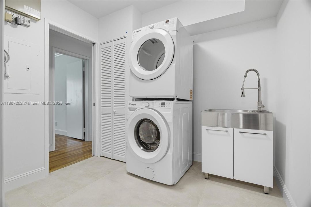 Recently Rented: $12,000 (4 beds, 3 baths, 3712 Square Feet)