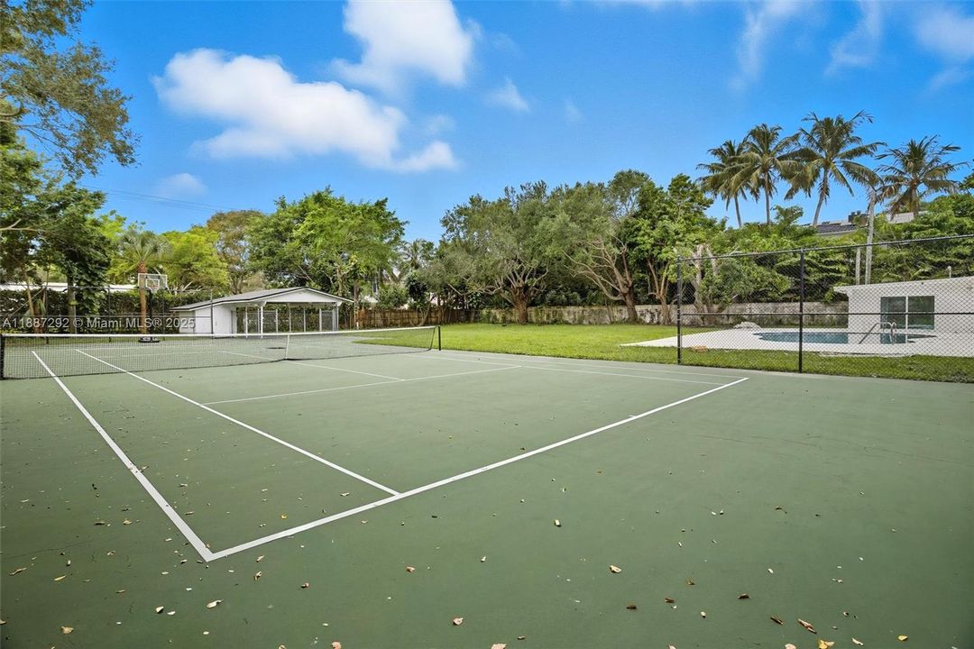 Recently Rented: $12,000 (4 beds, 3 baths, 3712 Square Feet)