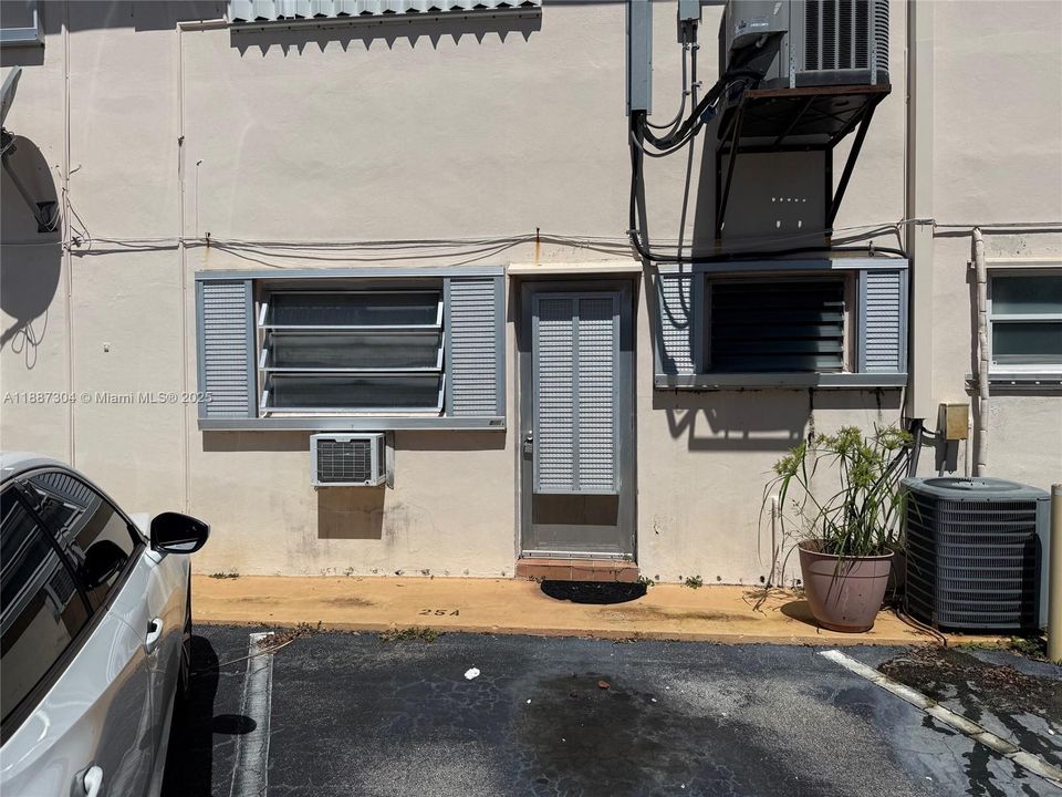 Active With Contract: $67,000 (1 beds, 1 baths, 650 Square Feet)