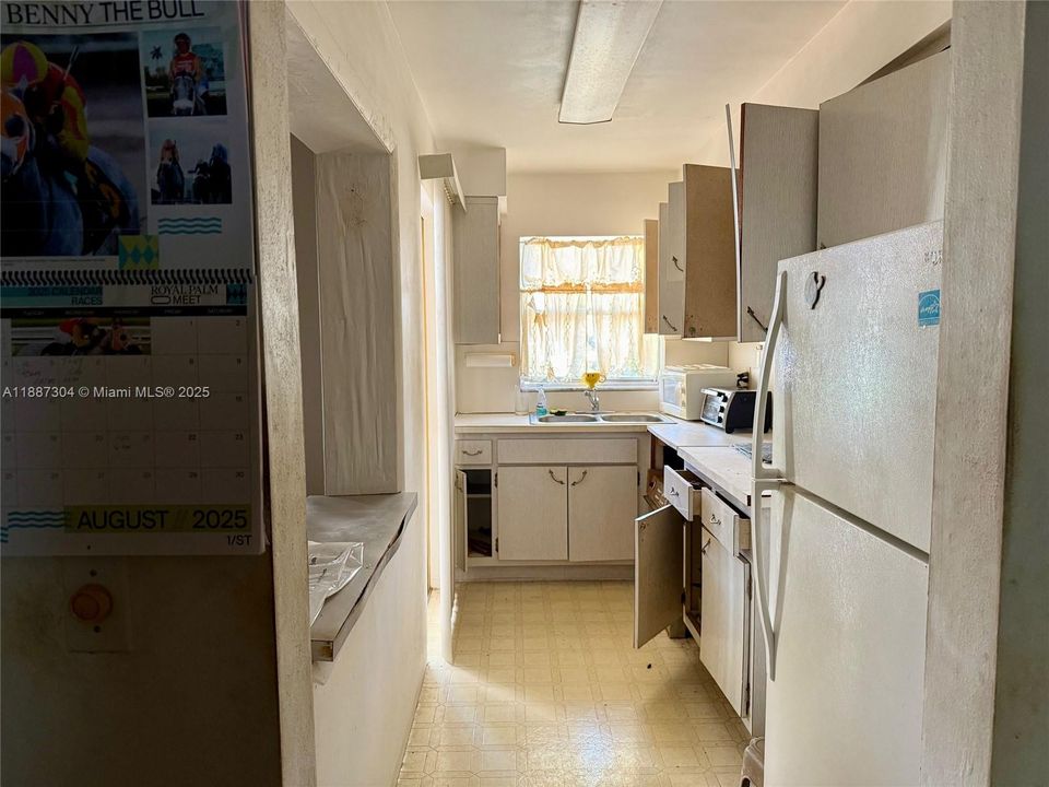 Active With Contract: $67,000 (1 beds, 1 baths, 650 Square Feet)