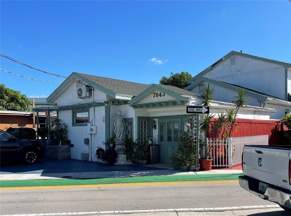 For Sale: $650,000 (2 beds, 1 baths, 2189 Square Feet)