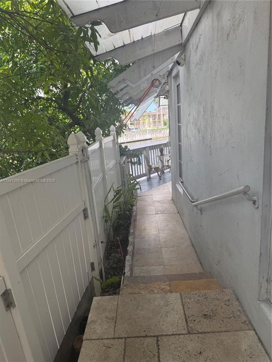 For Sale: $650,000 (2 beds, 1 baths, 2189 Square Feet)