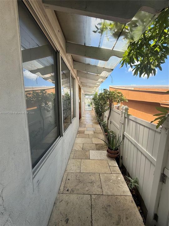 For Sale: $650,000 (2 beds, 1 baths, 2189 Square Feet)