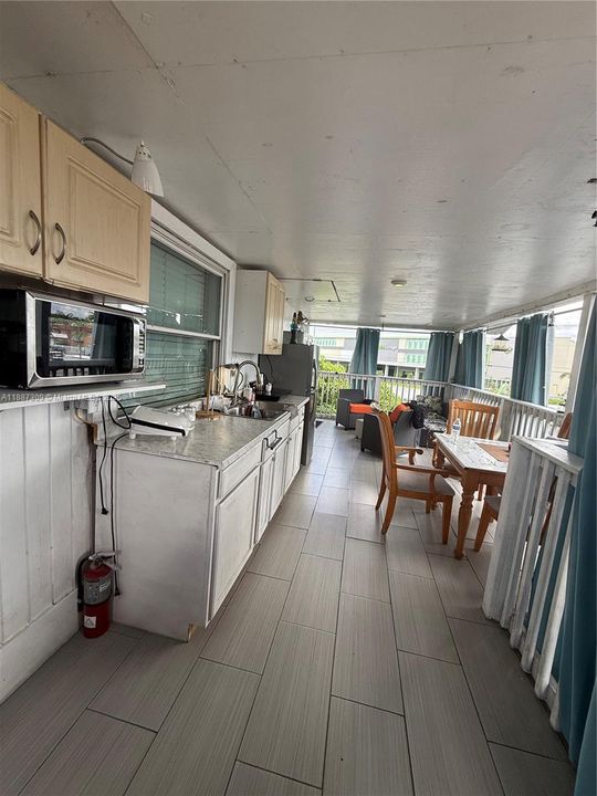 For Sale: $650,000 (2 beds, 1 baths, 2189 Square Feet)