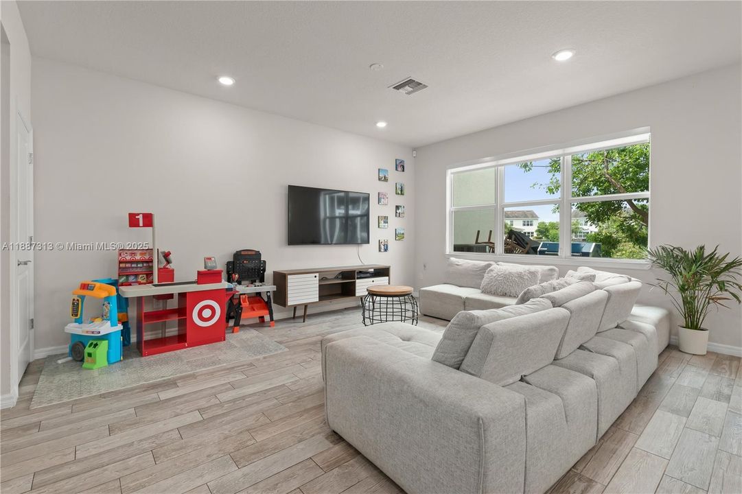 Active With Contract: $667,800 (3 beds, 2 baths, 1760 Square Feet)