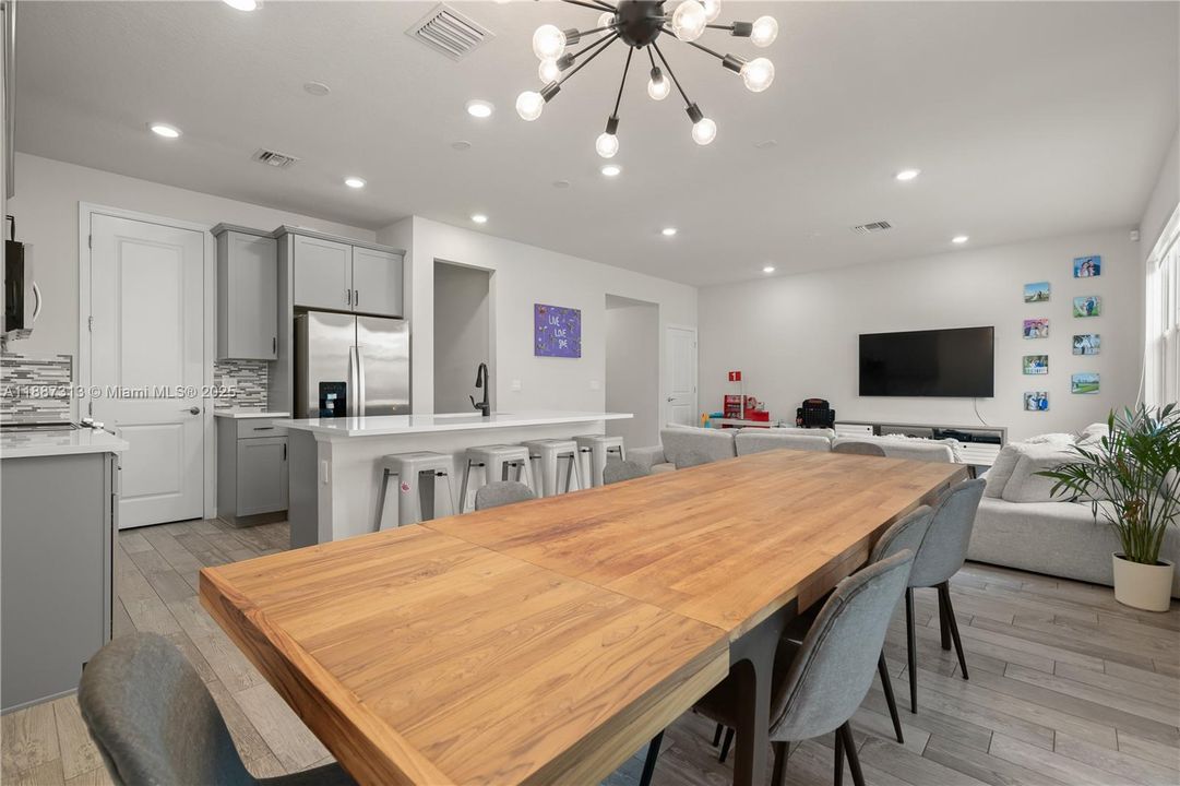 Active With Contract: $667,800 (3 beds, 2 baths, 1760 Square Feet)