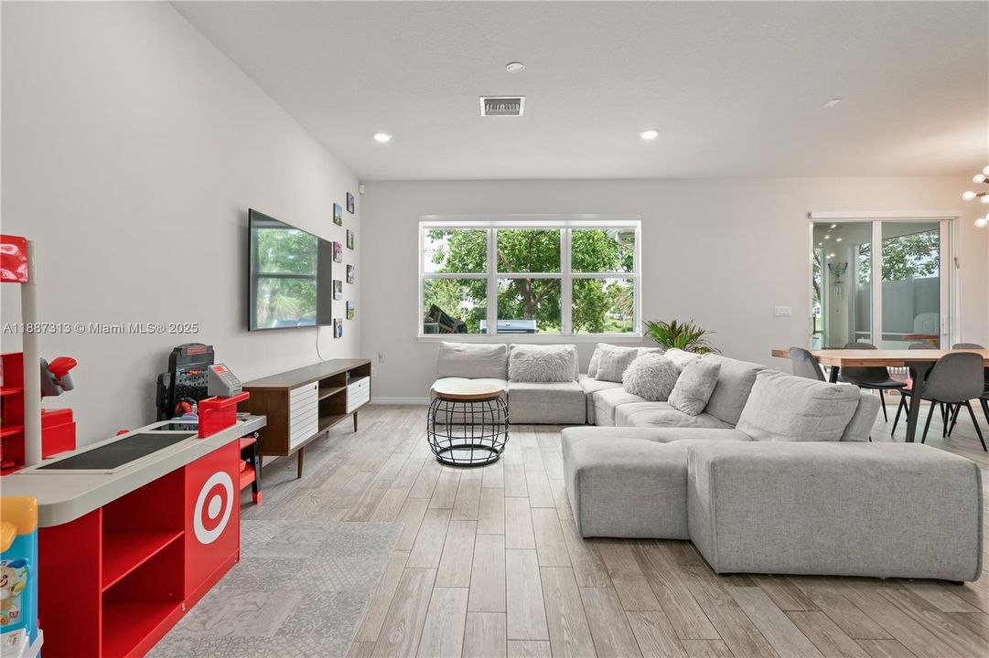 Active With Contract: $667,800 (3 beds, 2 baths, 1760 Square Feet)