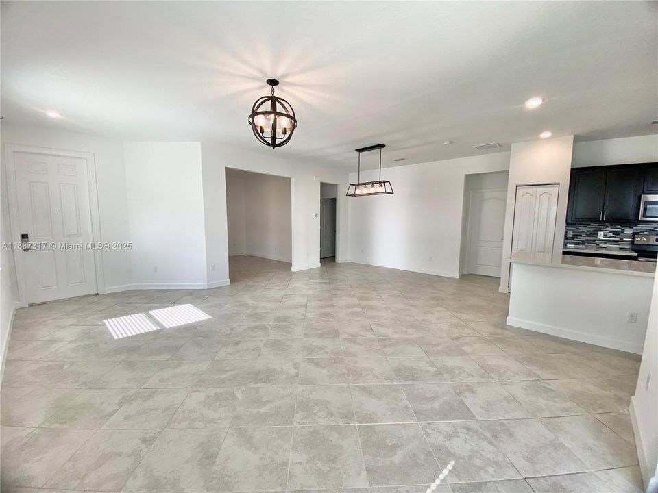 For Rent: $2,500 (3 beds, 2 baths, 1856 Square Feet)