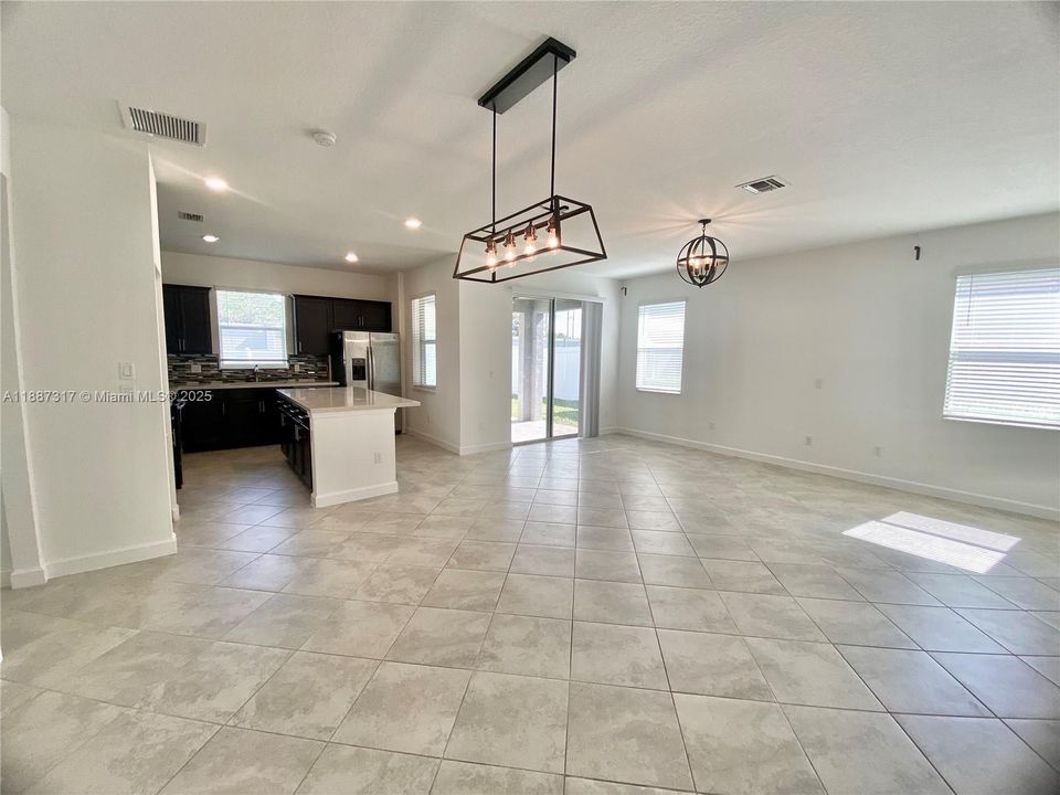 For Rent: $2,500 (3 beds, 2 baths, 1856 Square Feet)