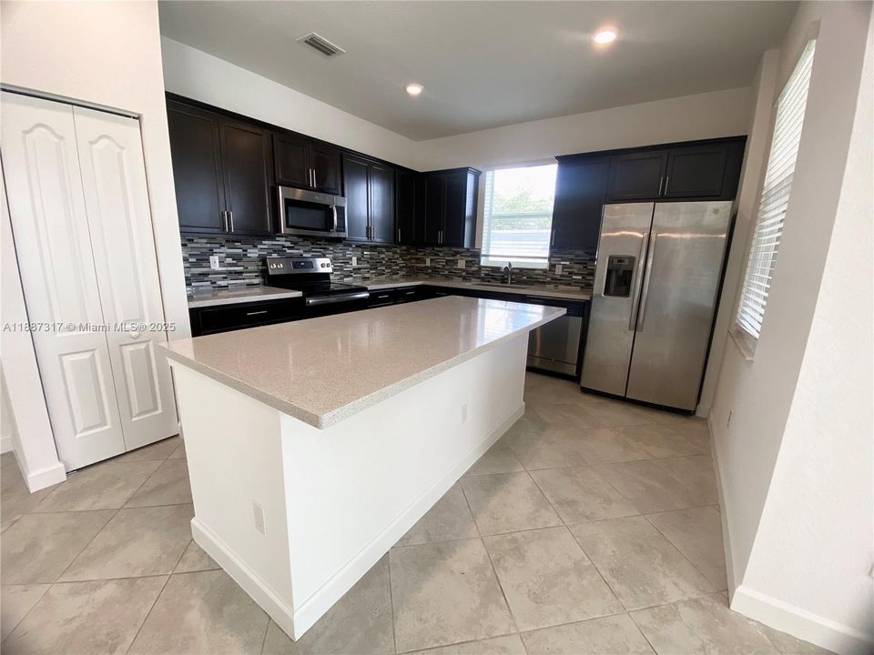 For Rent: $2,500 (3 beds, 2 baths, 1856 Square Feet)