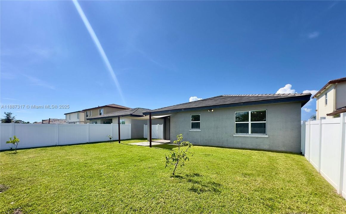 For Rent: $2,500 (3 beds, 2 baths, 1856 Square Feet)