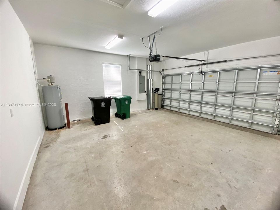 For Rent: $2,500 (3 beds, 2 baths, 1856 Square Feet)