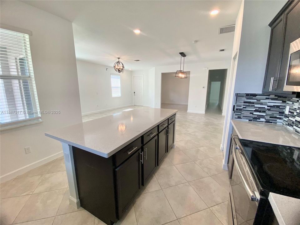 For Rent: $2,500 (3 beds, 2 baths, 1856 Square Feet)