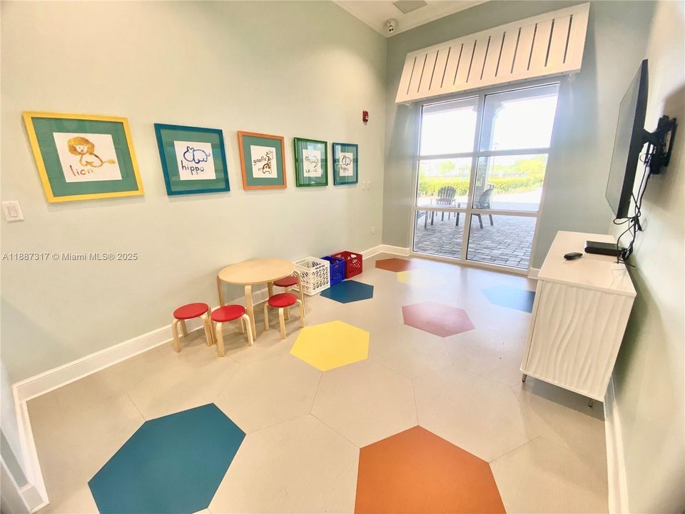 For Rent: $2,500 (3 beds, 2 baths, 1856 Square Feet)