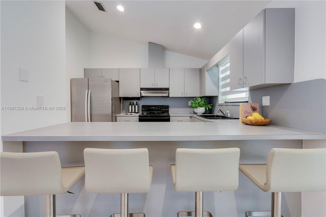 Vendido Recientemente: $649,000 (3 camas, 2 baños, 1616 Pies cuadrados)