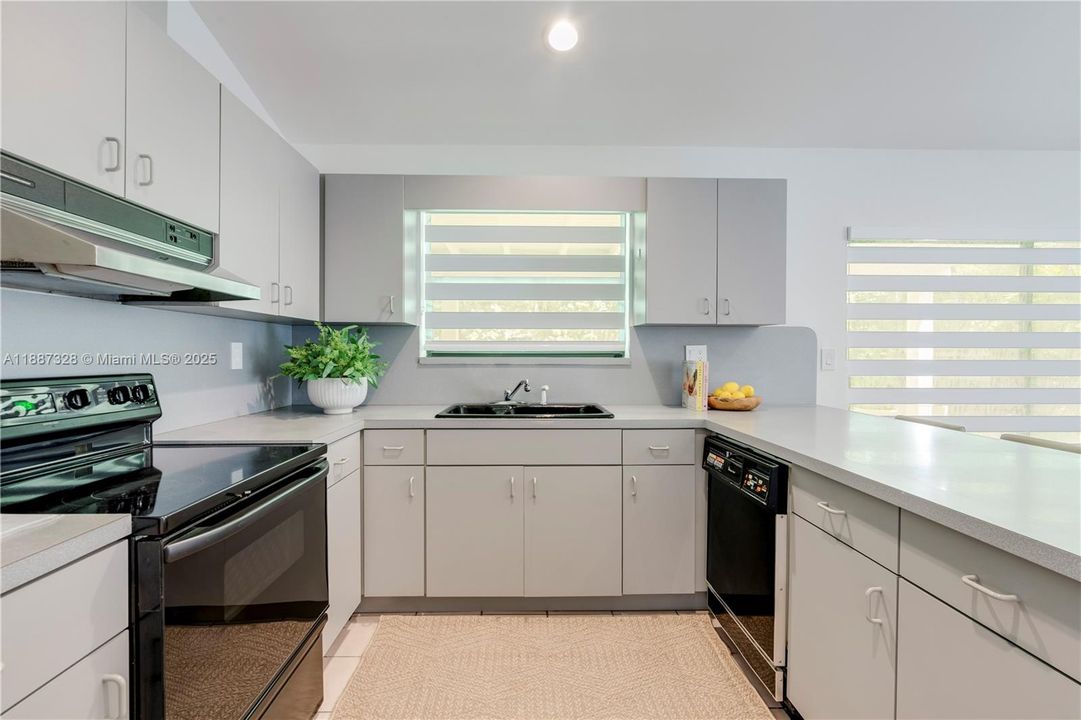 Vendido Recientemente: $649,000 (3 camas, 2 baños, 1616 Pies cuadrados)