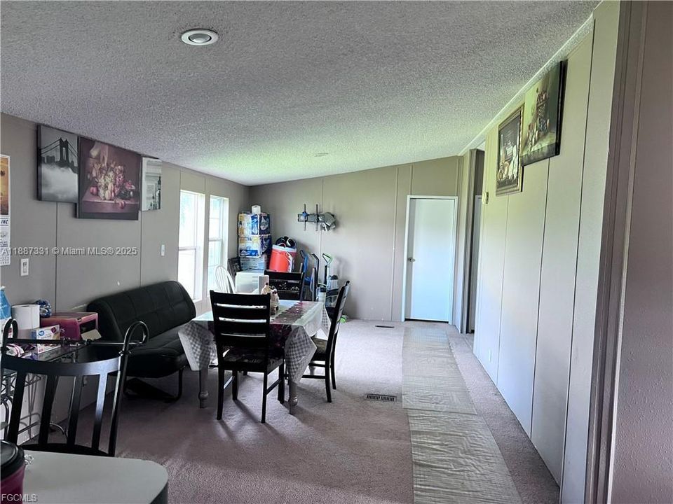 待售: $249,000 (4 贝兹, 2 浴室, 0 平方英尺)