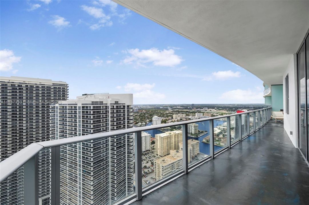 For Sale: $1,825,000 (3 beds, 3 baths, 1752 Square Feet)