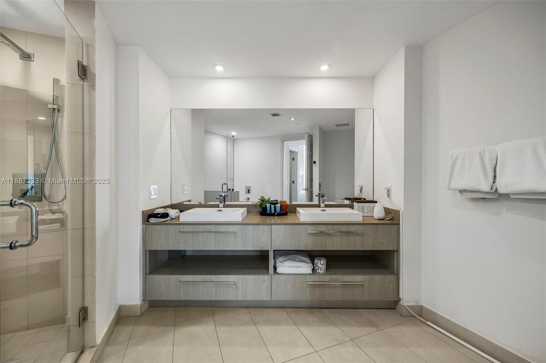 For Sale: $1,825,000 (3 beds, 3 baths, 1752 Square Feet)