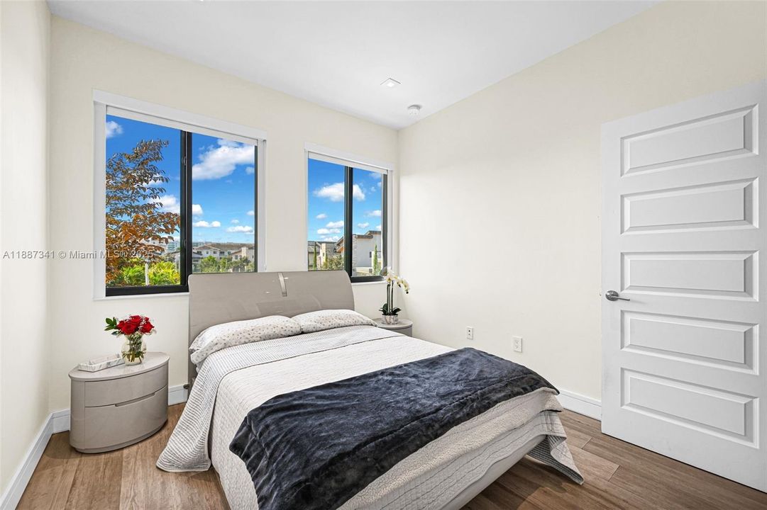 Под контрактом: $1,490,000 (4 спален, 3 ванн, 2920 Квадратных фут)