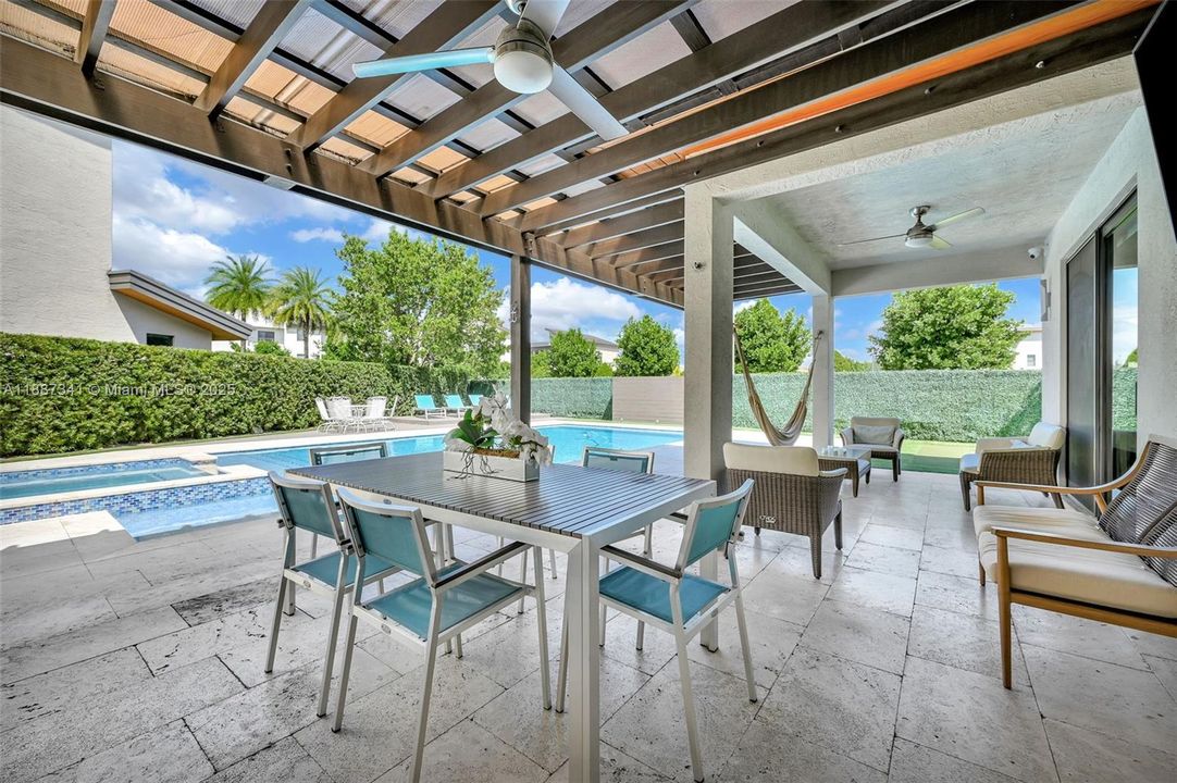 Под контрактом: $1,490,000 (4 спален, 3 ванн, 2920 Квадратных фут)