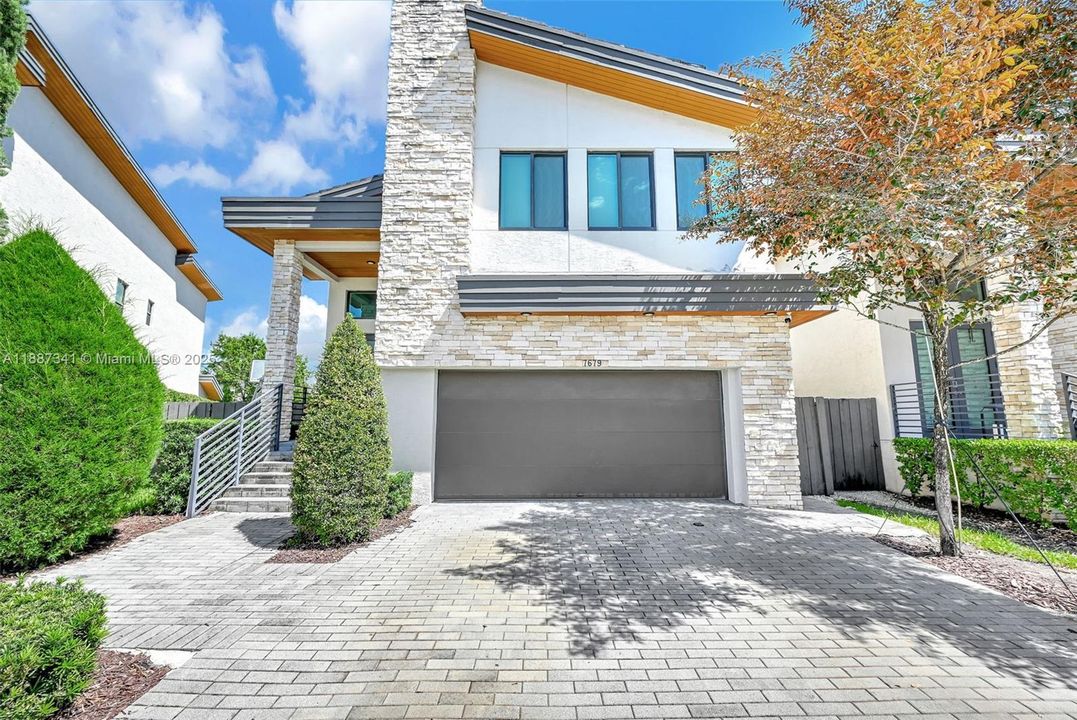 Под контрактом: $1,490,000 (4 спален, 3 ванн, 2920 Квадратных фут)