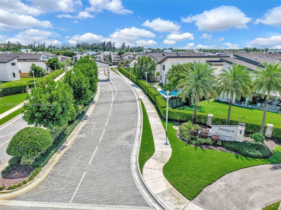 Под контрактом: $1,490,000 (4 спален, 3 ванн, 2920 Квадратных фут)