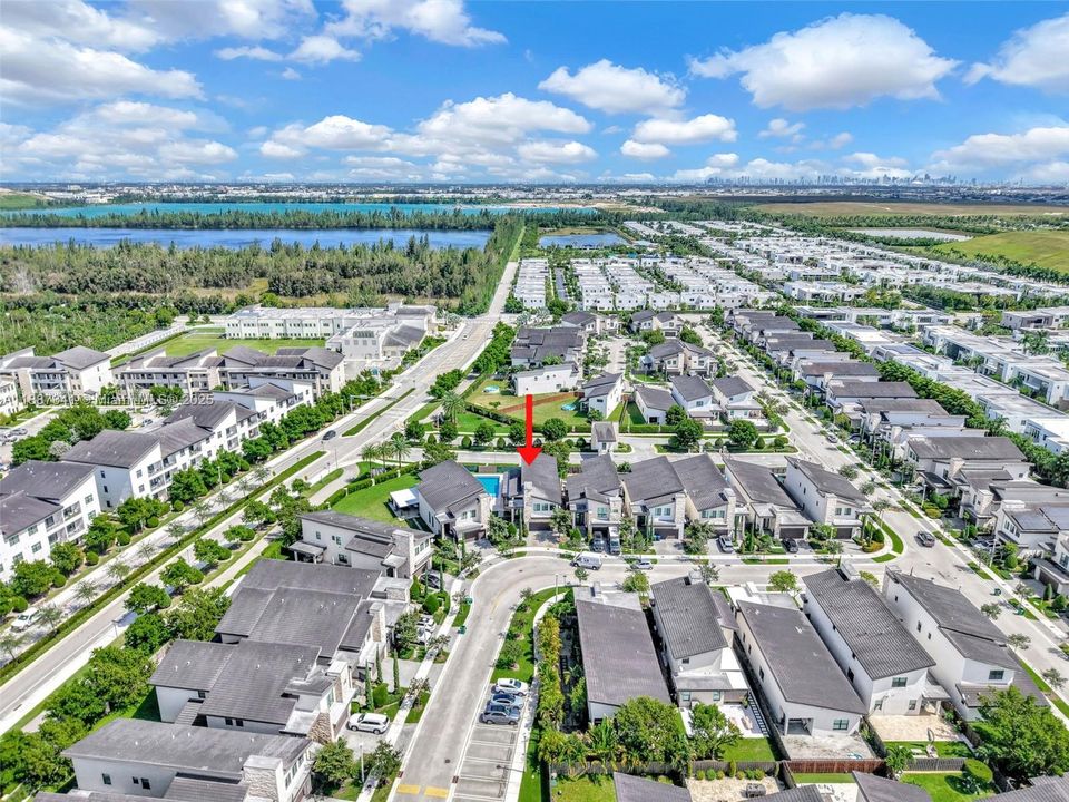 Под контрактом: $1,490,000 (4 спален, 3 ванн, 2920 Квадратных фут)