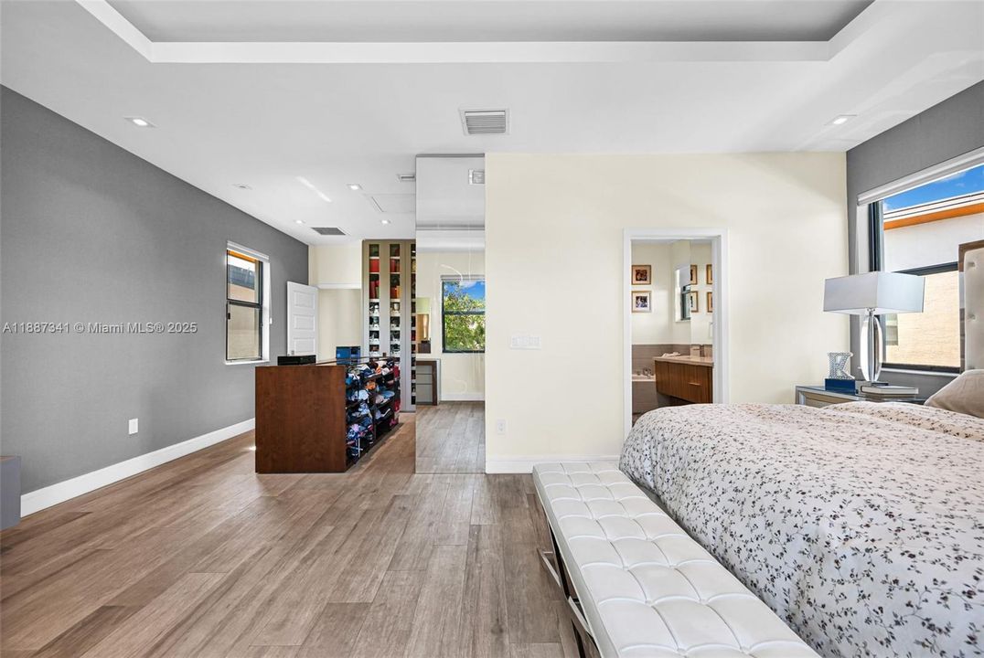 Под контрактом: $1,490,000 (4 спален, 3 ванн, 2920 Квадратных фут)