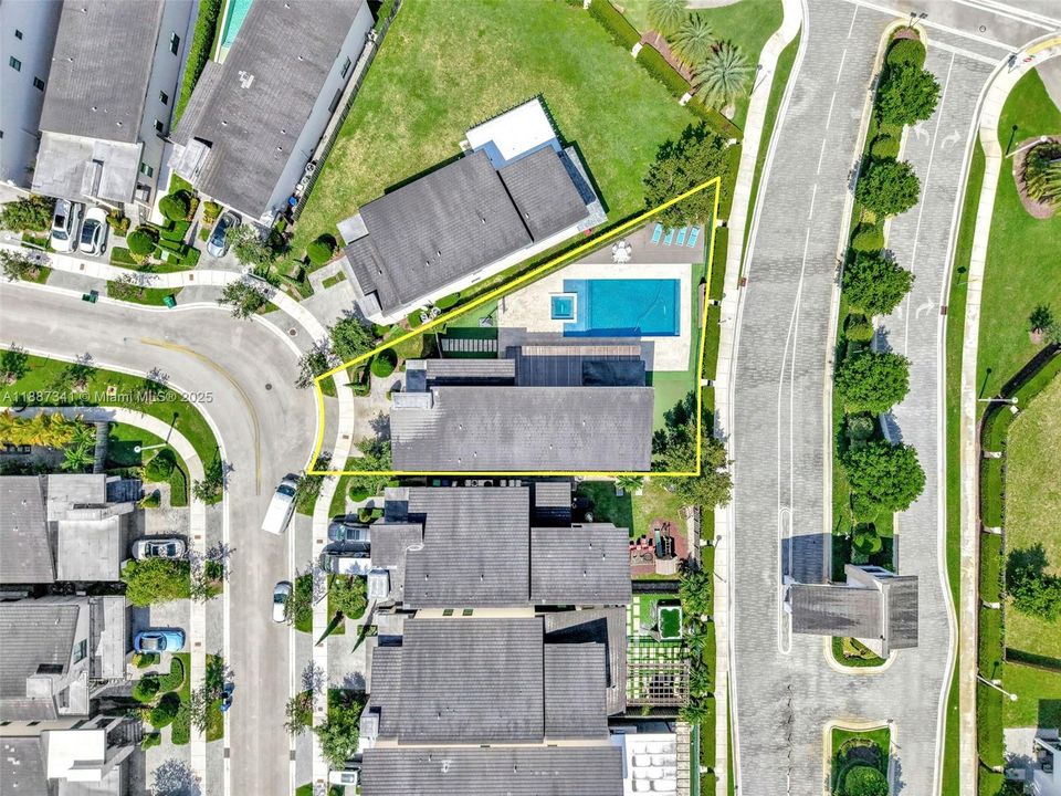 Под контрактом: $1,490,000 (4 спален, 3 ванн, 2920 Квадратных фут)