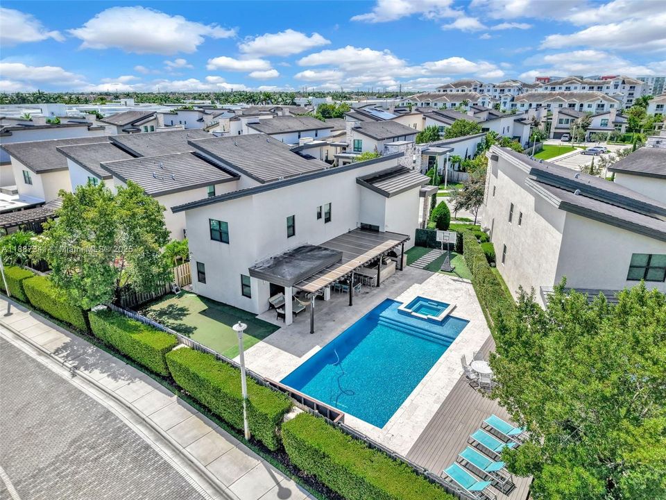 Под контрактом: $1,490,000 (4 спален, 3 ванн, 2920 Квадратных фут)