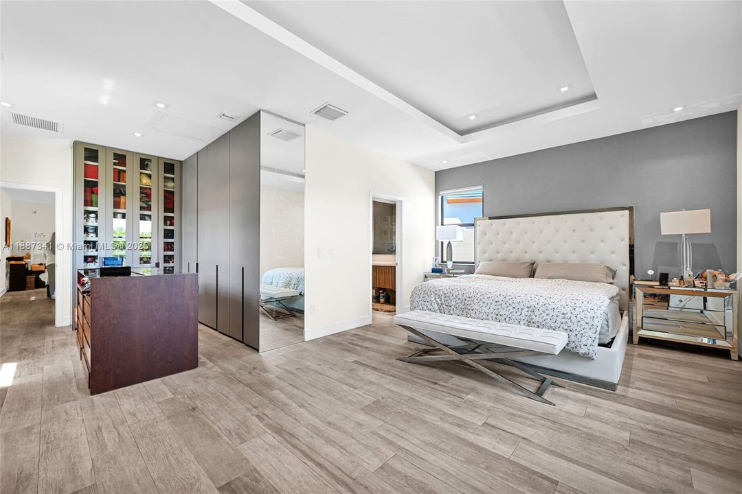 Под контрактом: $1,490,000 (4 спален, 3 ванн, 2920 Квадратных фут)