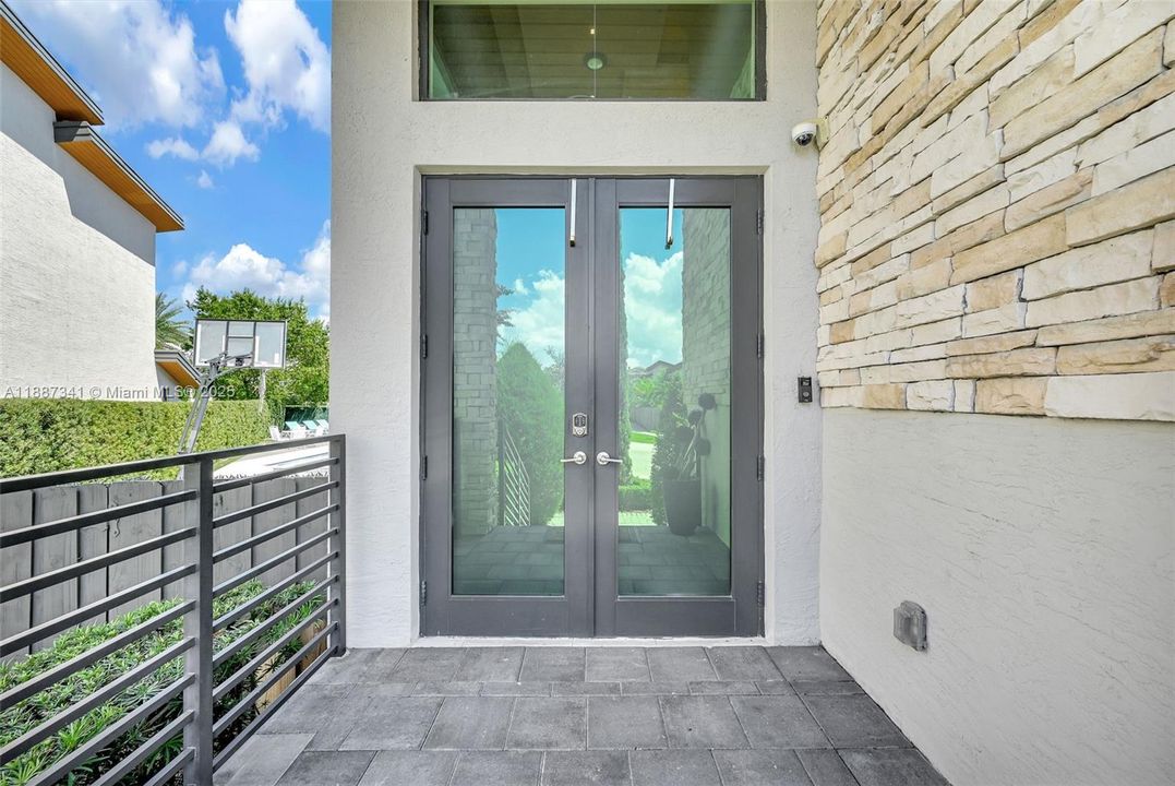 Под контрактом: $1,490,000 (4 спален, 3 ванн, 2920 Квадратных фут)