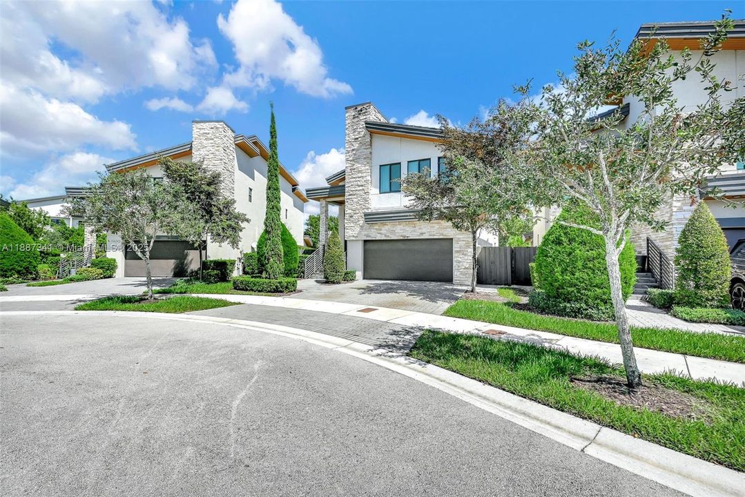 Под контрактом: $1,490,000 (4 спален, 3 ванн, 2920 Квадратных фут)