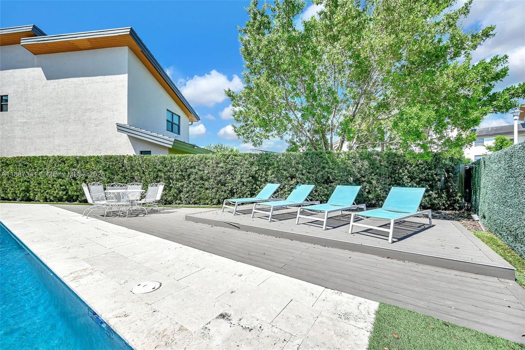 Под контрактом: $1,490,000 (4 спален, 3 ванн, 2920 Квадратных фут)