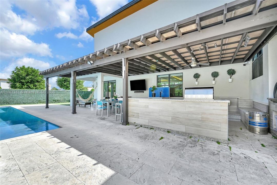 Под контрактом: $1,490,000 (4 спален, 3 ванн, 2920 Квадратных фут)