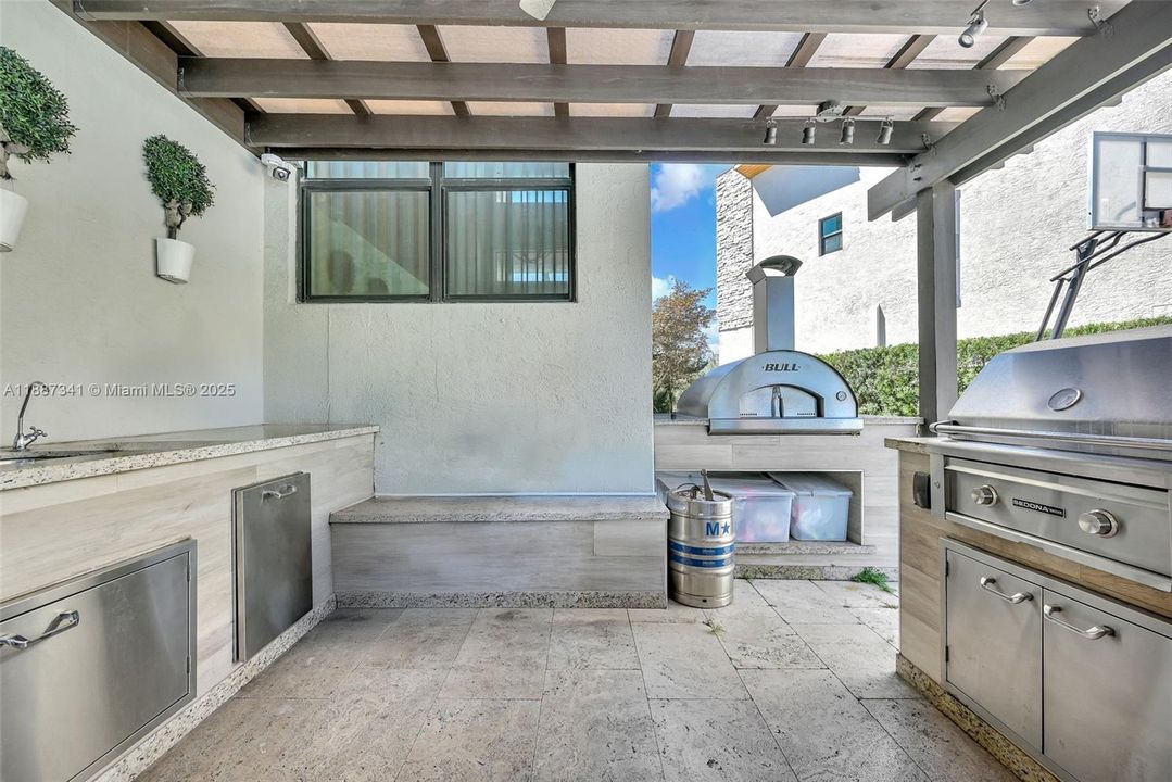 Под контрактом: $1,490,000 (4 спален, 3 ванн, 2920 Квадратных фут)