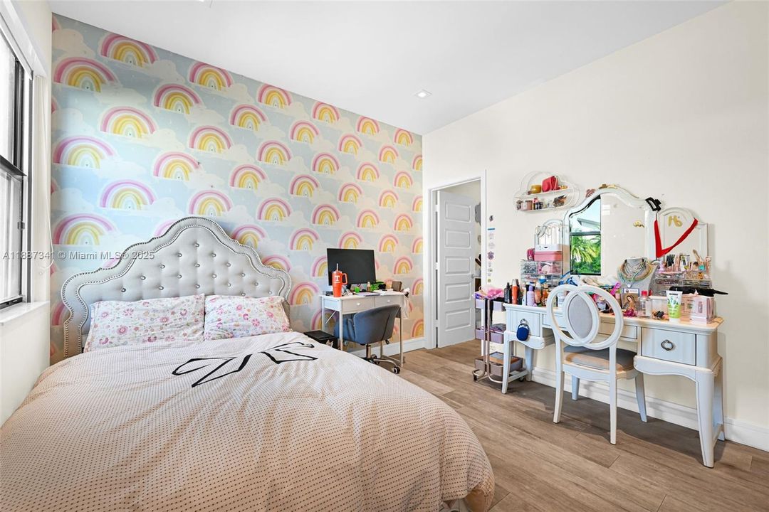 Под контрактом: $1,490,000 (4 спален, 3 ванн, 2920 Квадратных фут)