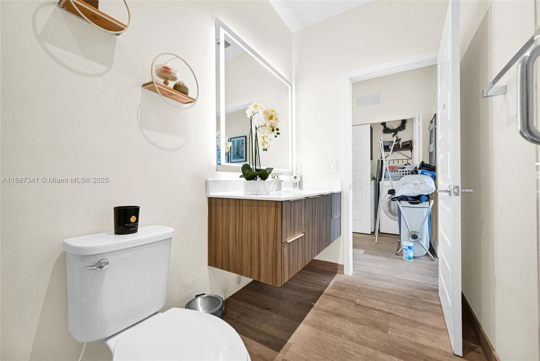 Под контрактом: $1,490,000 (4 спален, 3 ванн, 2920 Квадратных фут)