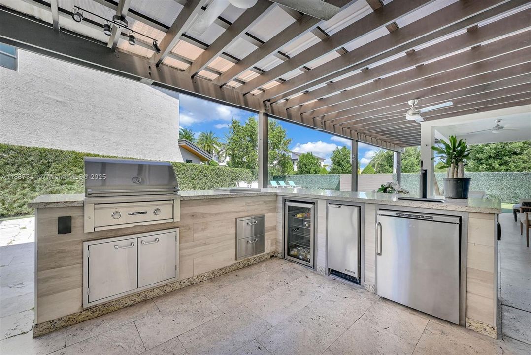 Под контрактом: $1,490,000 (4 спален, 3 ванн, 2920 Квадратных фут)