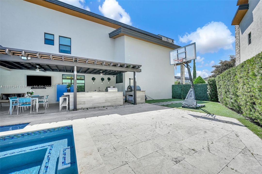 Под контрактом: $1,490,000 (4 спален, 3 ванн, 2920 Квадратных фут)