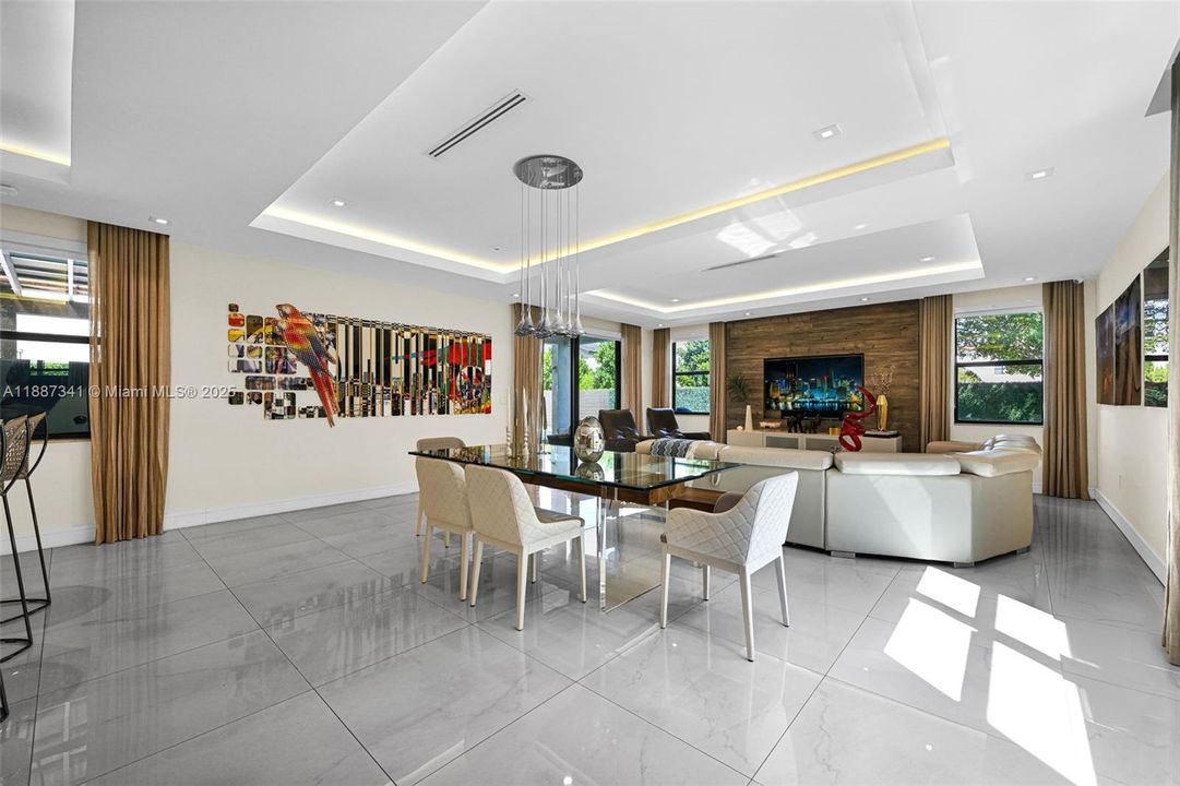 Под контрактом: $1,490,000 (4 спален, 3 ванн, 2920 Квадратных фут)