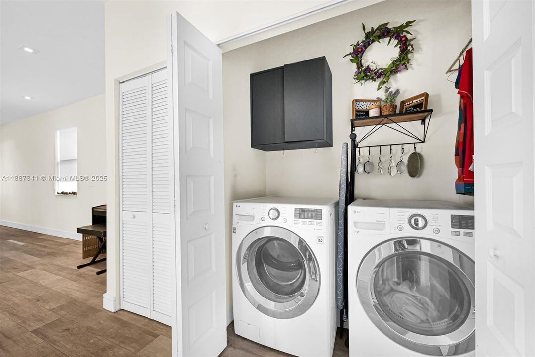 Под контрактом: $1,490,000 (4 спален, 3 ванн, 2920 Квадратных фут)